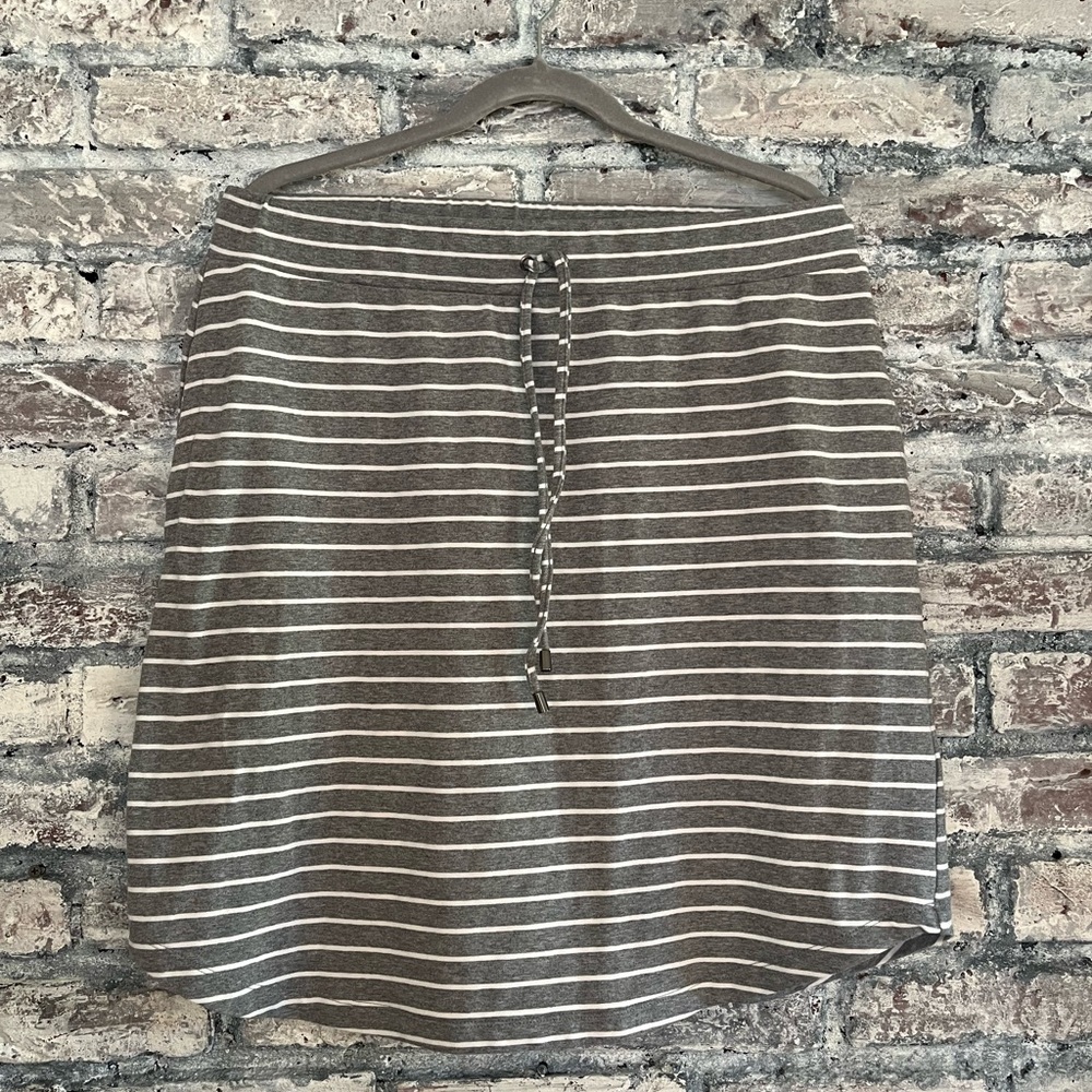 Cable & Gauge Charcoal and White Striped Cotton/Spandex Skirt in excellent cond.